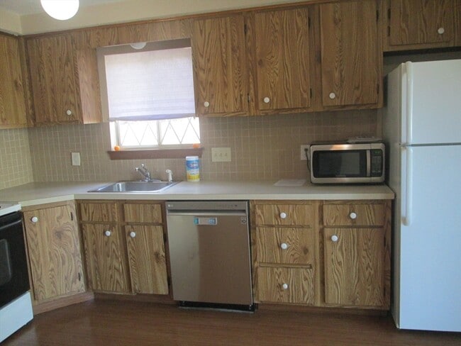 Building Photo - 108 Clark St