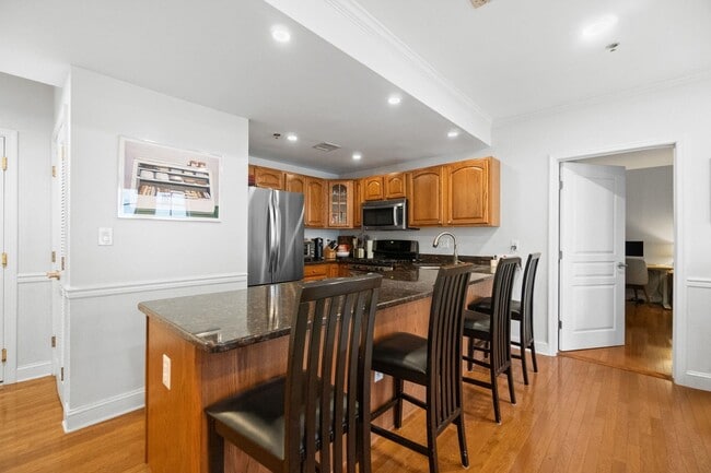 Building Photo - 727 Monroe St