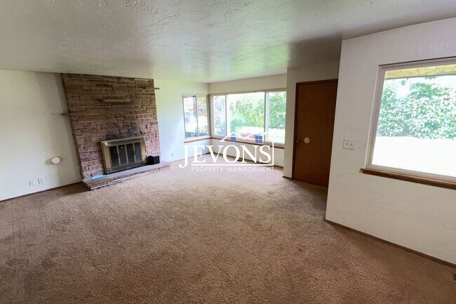 Foto del edificio - Available Now! 4-bedroom, 2-bathroom house in SeaTac