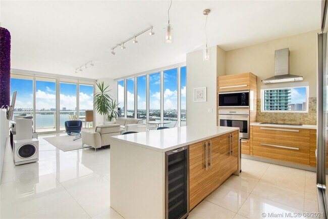 Building Photo - 2020 N Bayshore Dr