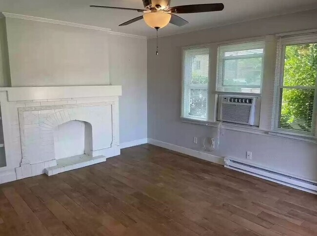 Building Photo - AVAILABLE 12/10/2023    Great 1 bedroom, 1...