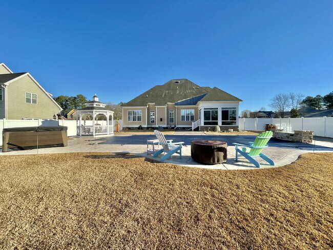 Foto del edificio - 4 Bed, 2 Bath Nest With Pool In Mariner's Pointe