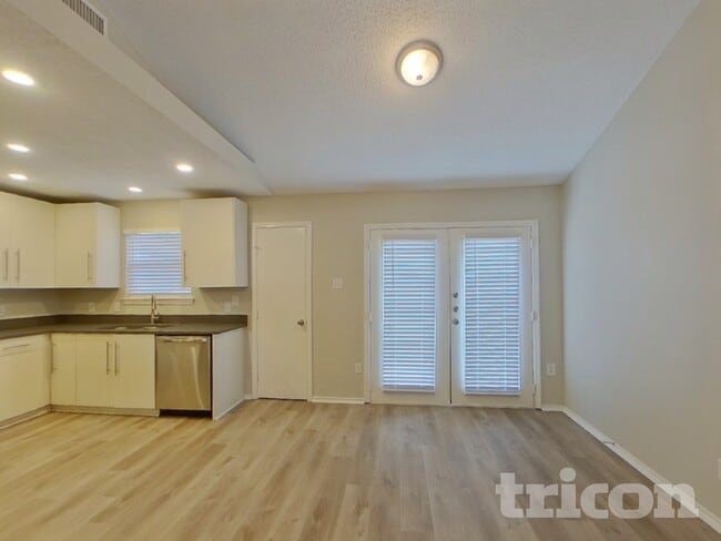 Building Photo - 837 Globe Ave