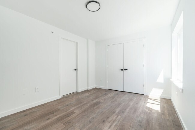 Foto del edificio - 3003 W Glenwood Ave