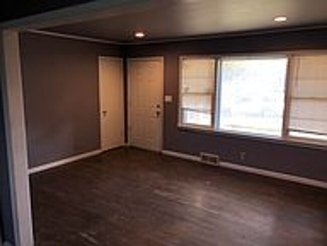 Building Photo - 2 Bed / 1 Bath in Tulsa!