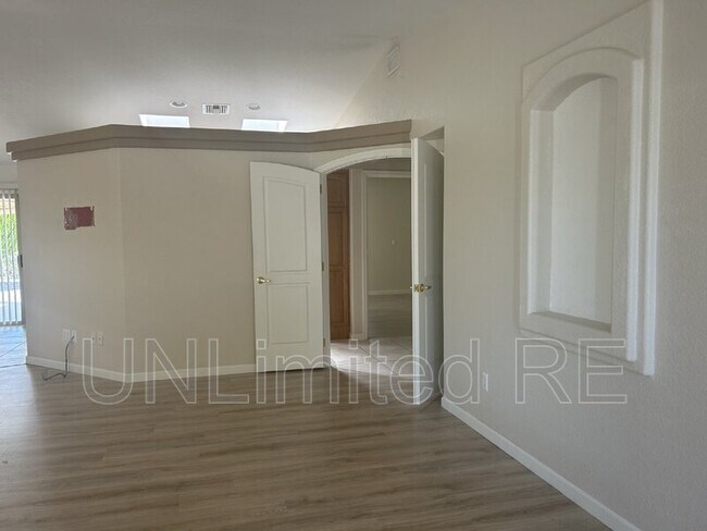 Building Photo - 801 Thunderbolt Ave