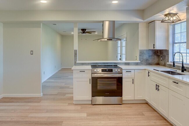 Building Photo - 310 Pebble Creek Dr