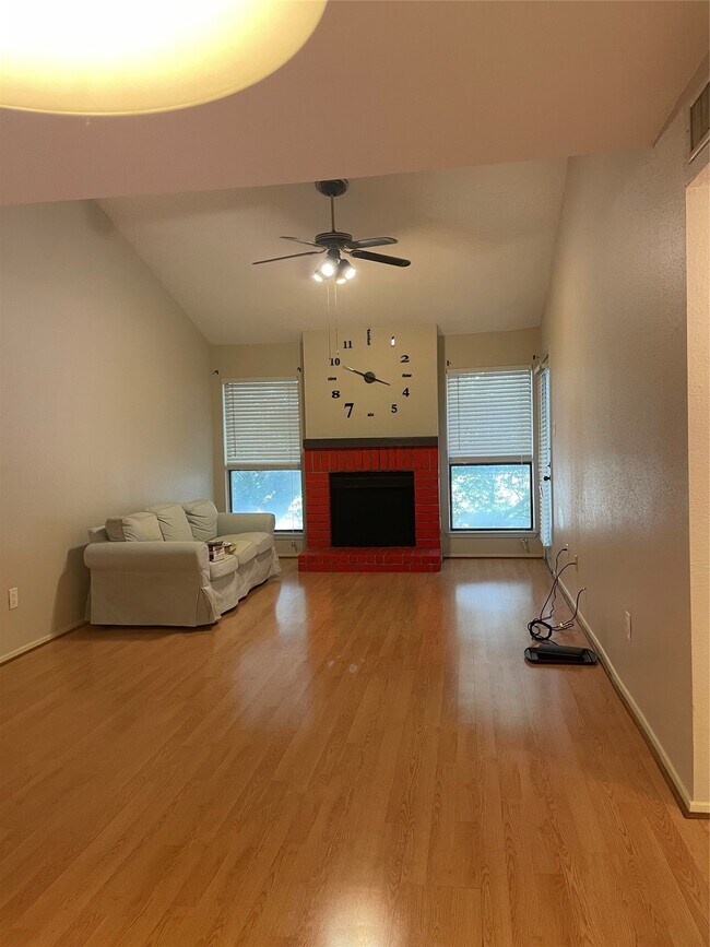 Foto del edificio - 7950 N Stadium Dr