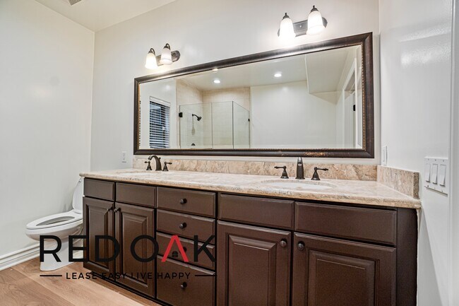 Foto del edificio - Stunning Three Bedroom with Spacious Rooms...