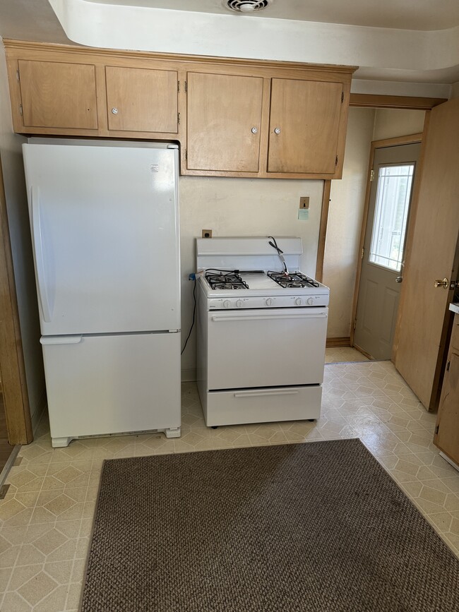 Building Photo - 24001 Glenhill Dr