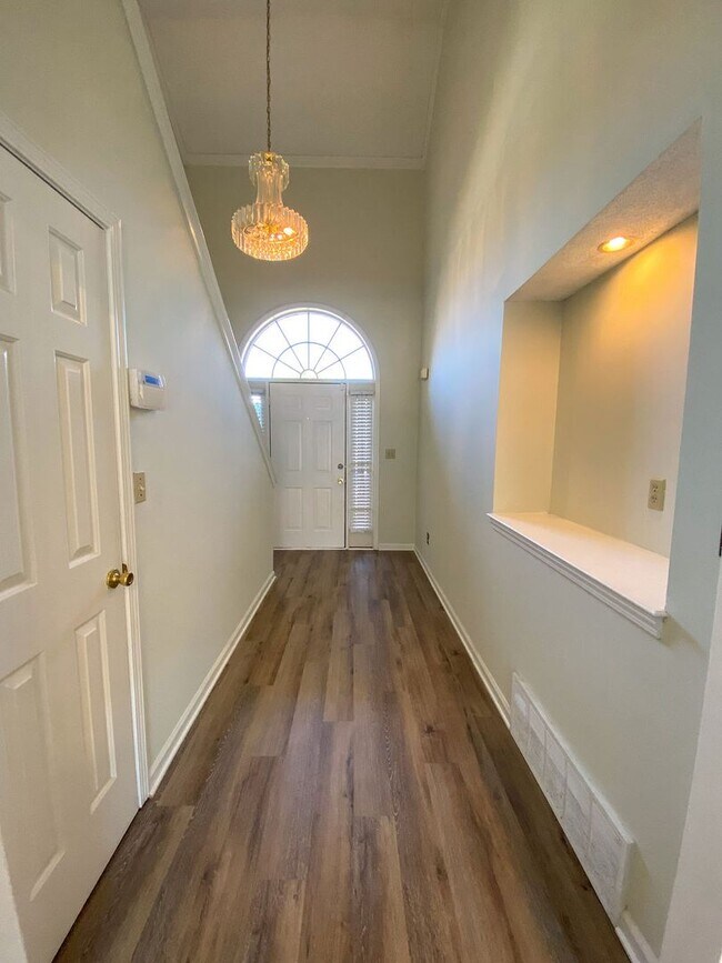 Foto del edificio - 5 bed, 3 bath home in Cordova