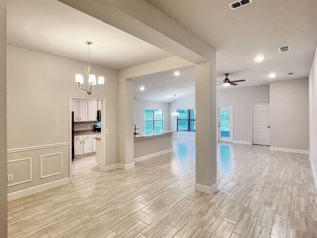 Building Photo - Beautiful 3-bedroom, 2-bath House in a Lake front community