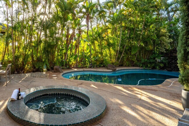 Building Photo - Stunning 4 Bedroom/3 Bathroom Fully Furnis...