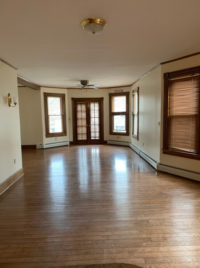 Building Photo - 174 Meadow St
