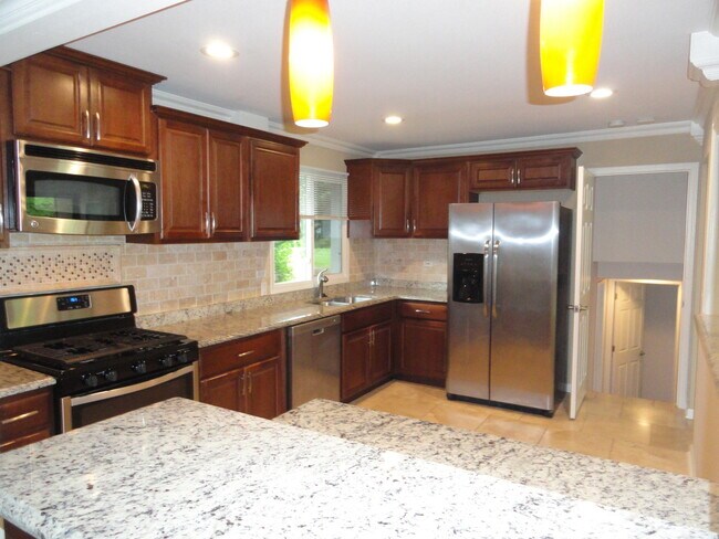 Building Photo - 596 Maple Ave