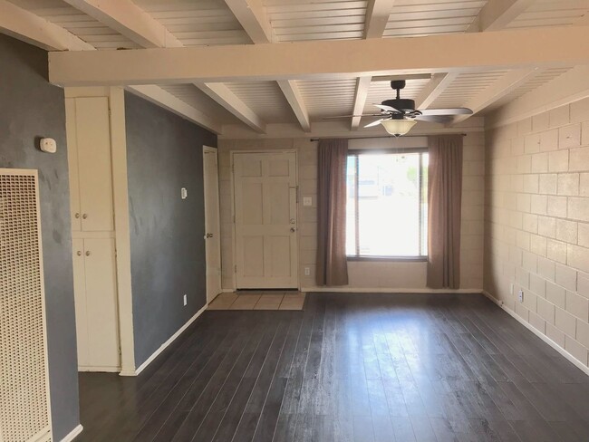 Building Photo - Nice 3 bedroom in Mesa Village. Great loca...