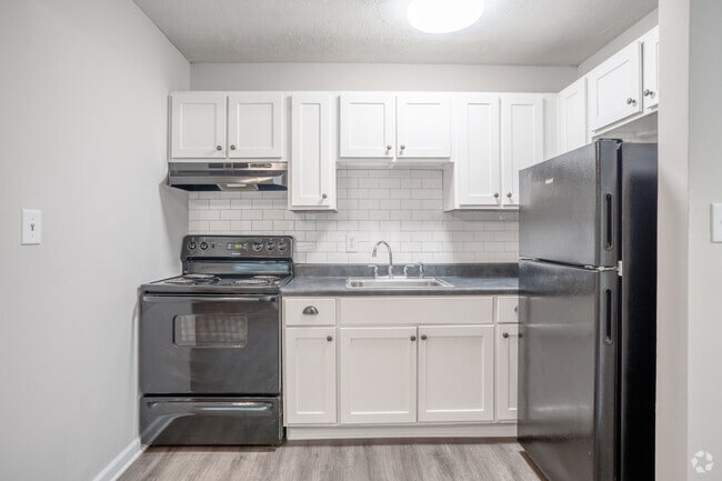 1BR, 1BA - 480SF - Kitchen - Lockheed Square Apartments