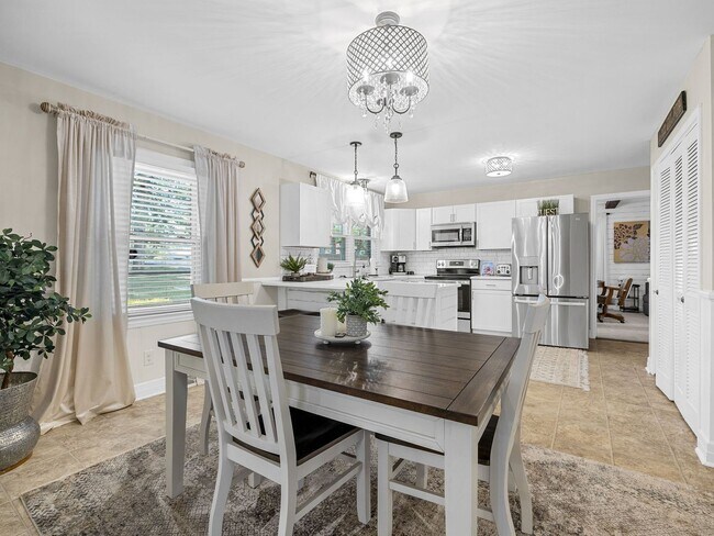 Foto del edificio - Beautifully designed 2 BR, 1 BA *Move in Special* Half OFF first month's RENT and NO APPLICATION ...