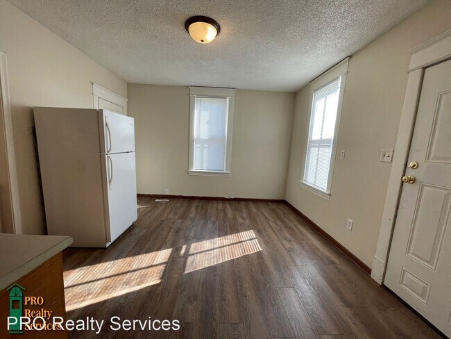 Building Photo - 3 br, 1 bath House - 558 Western Ave N
