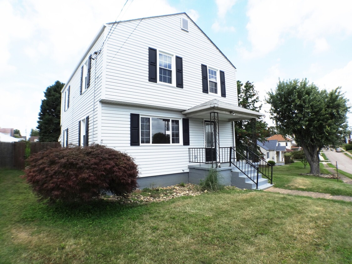 Primary Photo - Three bedroom home excellent neighborhood