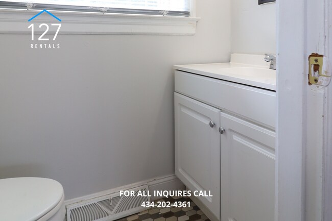Building Photo - 3 Bedroom Unit with Electric and Water Utilities Included!!