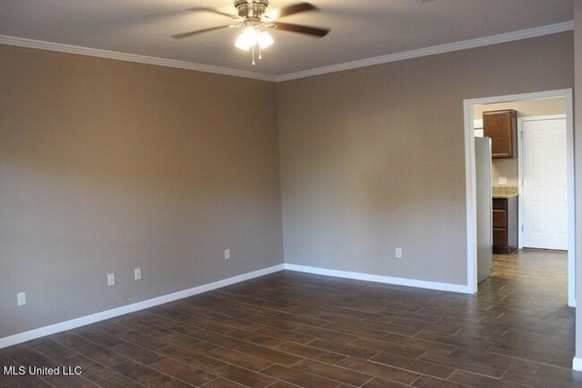 Foto del edificio - 1007 Bassett Dr