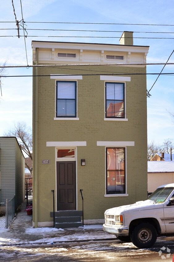 Building Photo - 837 York St
