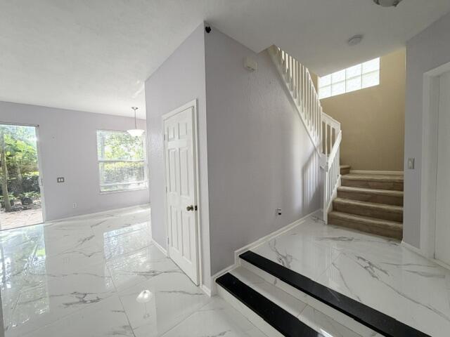 Foto del edificio - 5487 Queenship Ct