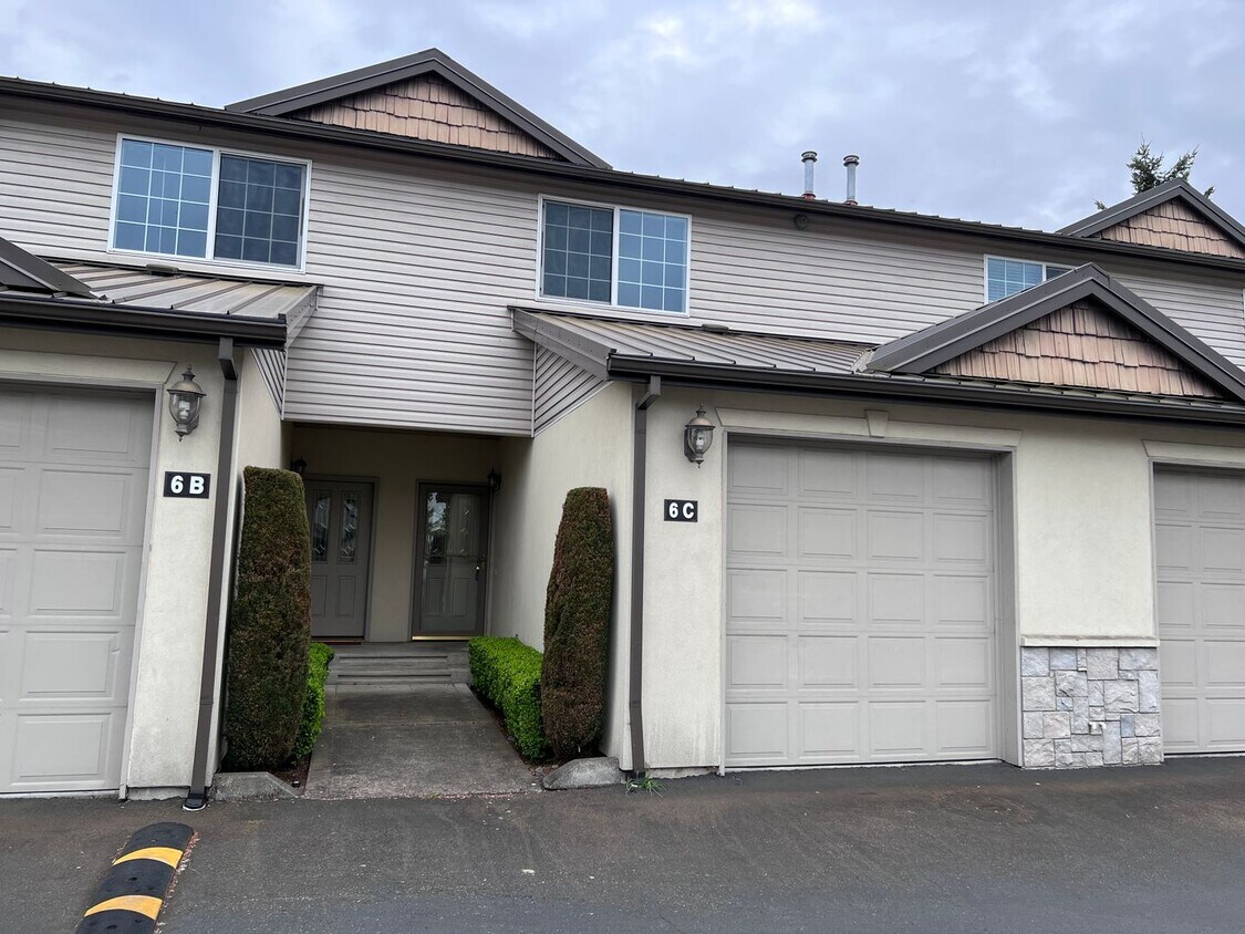 Foto principal - Lovely 2 Bedroom Condo in Gated Community ...