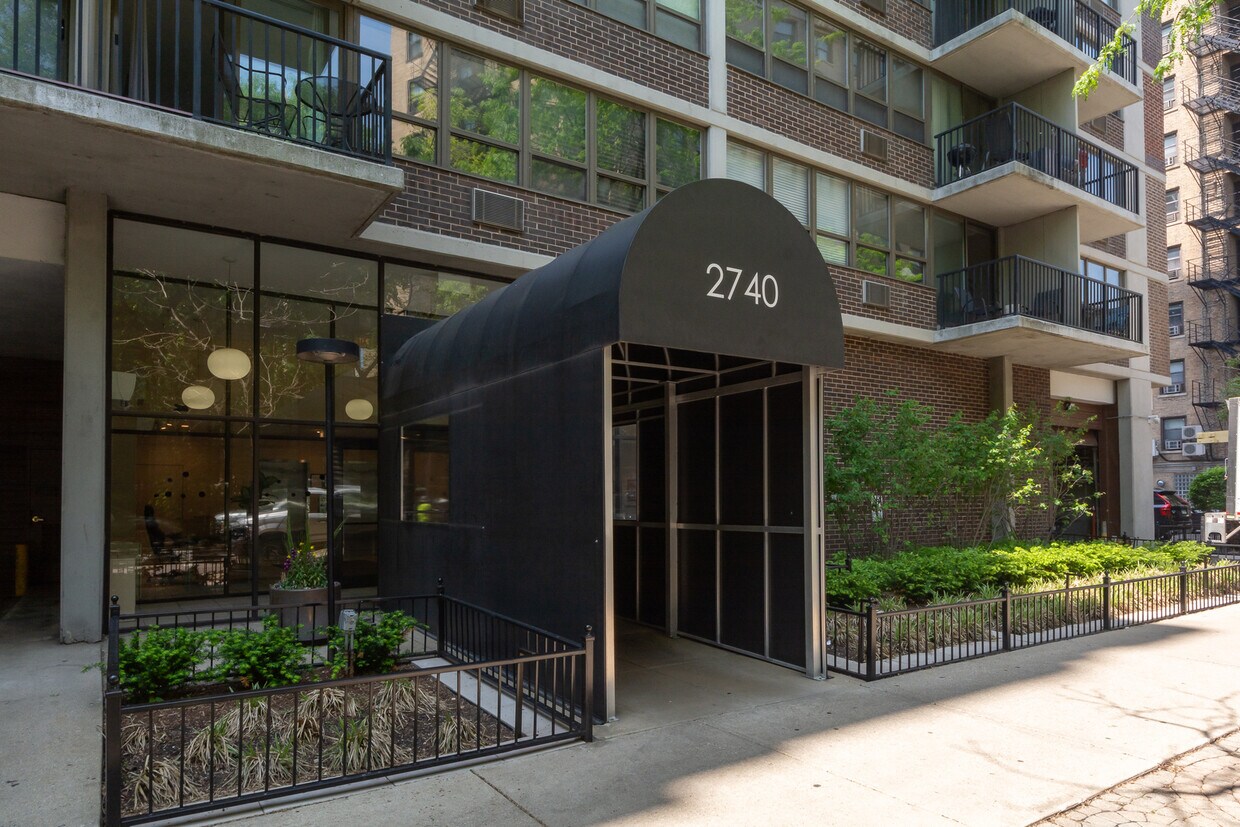 Foto del edificio - 2740 N Pine Grove Ave