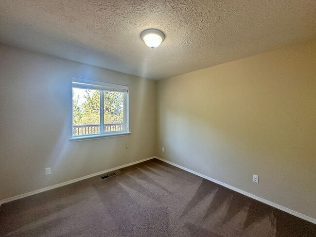 Building Photo - Three Bedroom Home in South Salem with a View