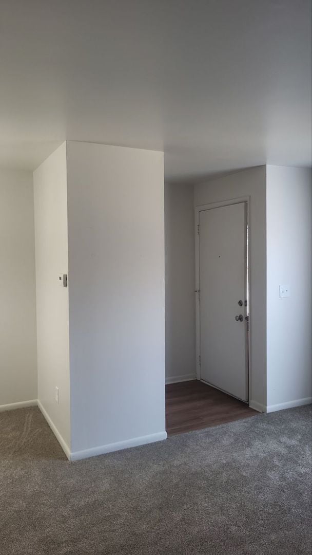 Building Photo - Updated 2 Bed 1.5 Bath Condo