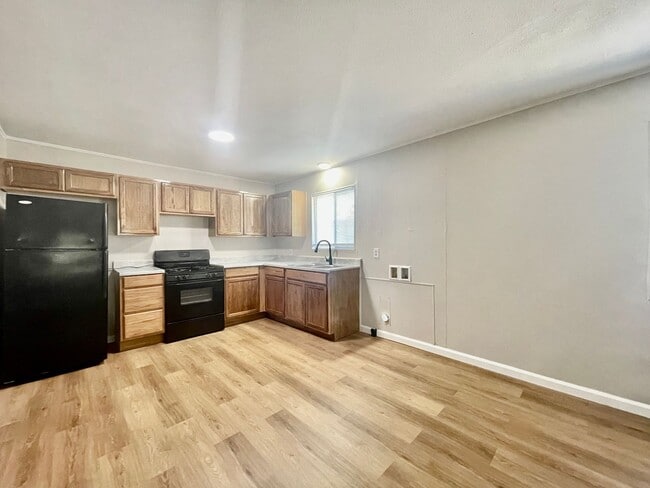 Building Photo - 2 Bedroom / 1 Bathroom Duplex Unit with In-Unit Washer/Dryer Connections