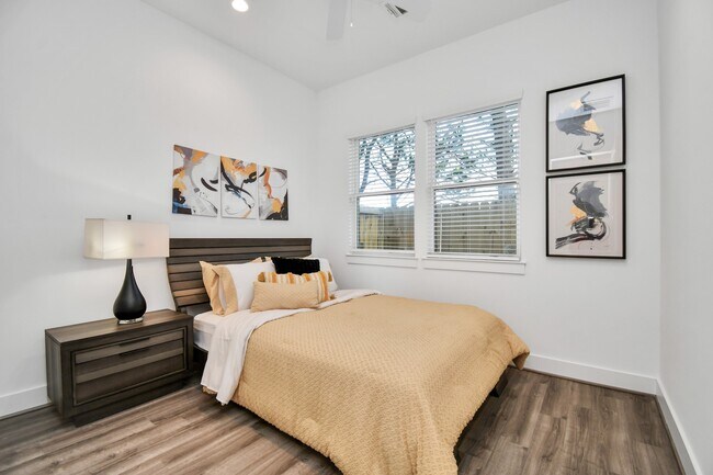 Foto del edificio - 9006 Laverne Laurel Ln