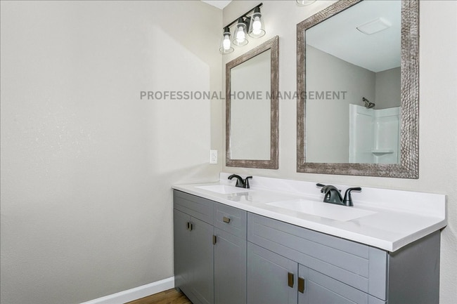 Building Photo - 4 bedroom/ 2 bath home on a spacious half-...