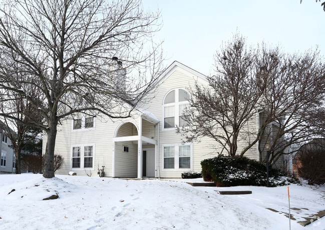 Building Photo - 7496-7500 Huntington Dr