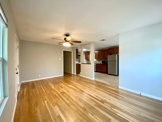Building Photo - 142 Birchwood Dr