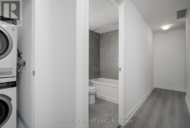 Photo du bâtiment - 7439 Kingston Rd