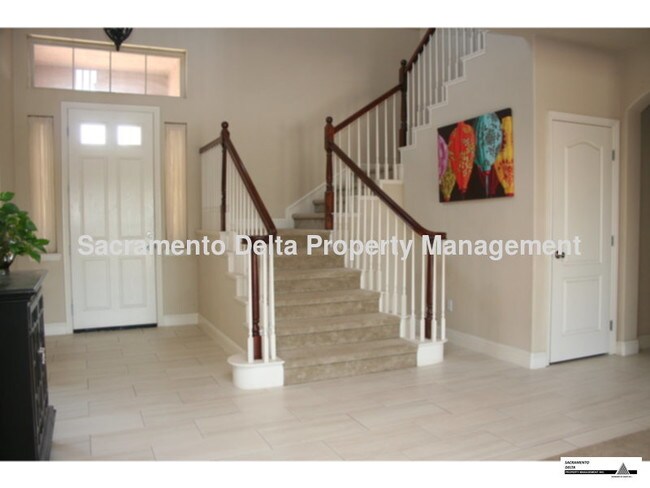 Foto del edificio - 5 Bedroom Lakeside Home