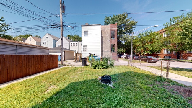 Building Photo - 3258 N Ridgeway Ave