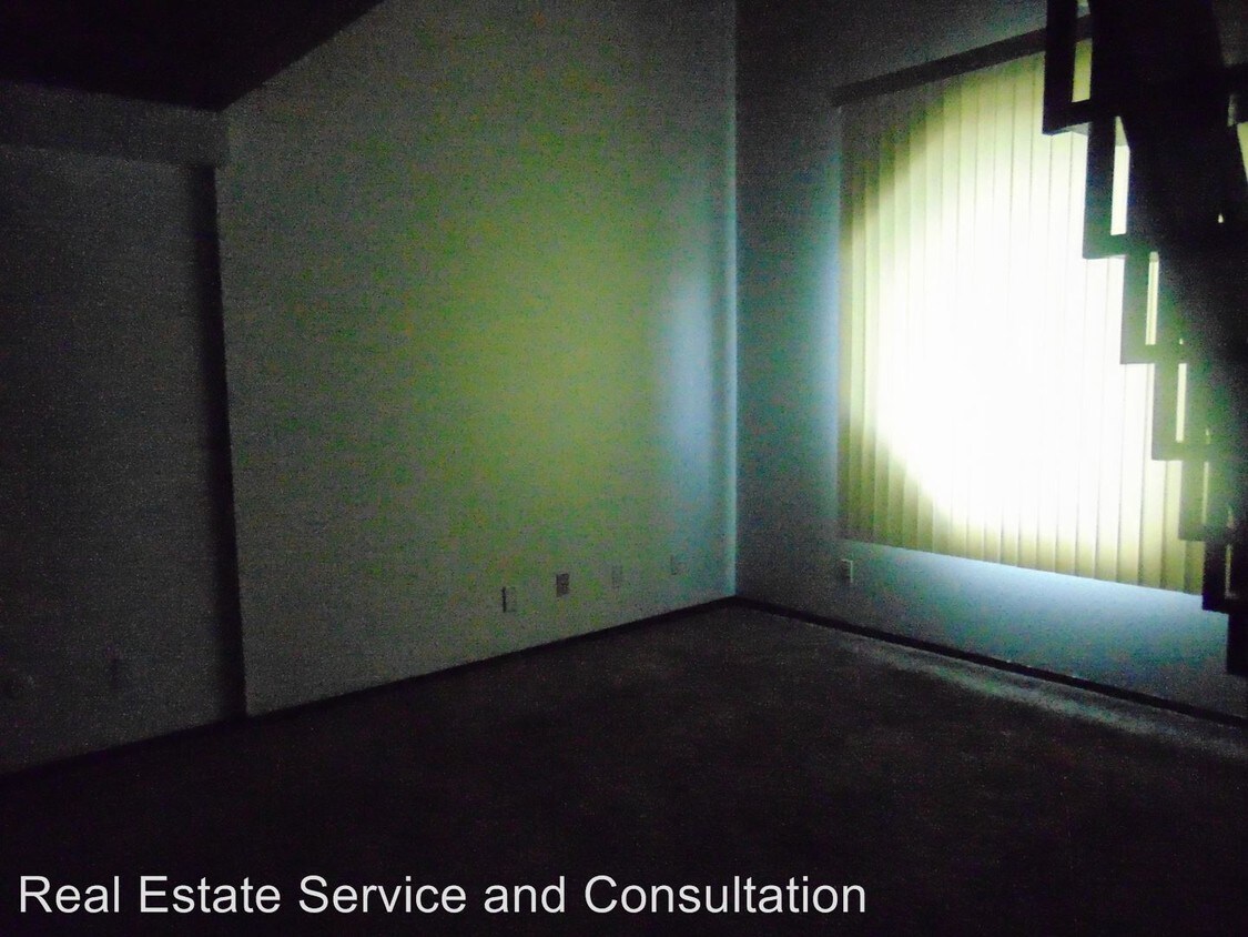 Building Photo - 1505 W Enos Ave