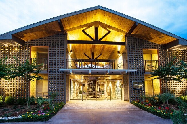 Entrada de Marquee Uptown - Marquee Uptown & Carriage Square