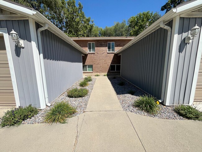 Foto del edificio - 7443 S Creek Rd