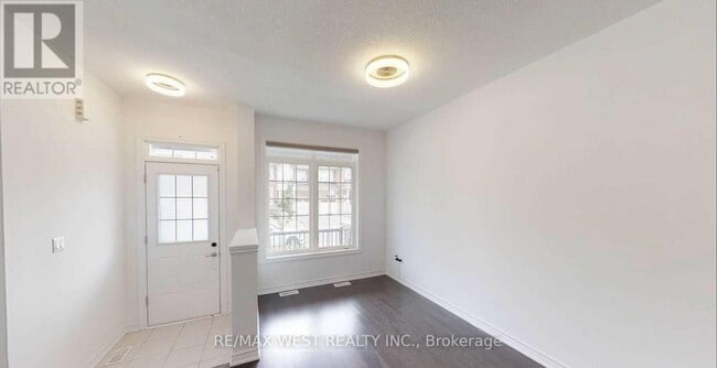 Building Photo - 26 Hines St