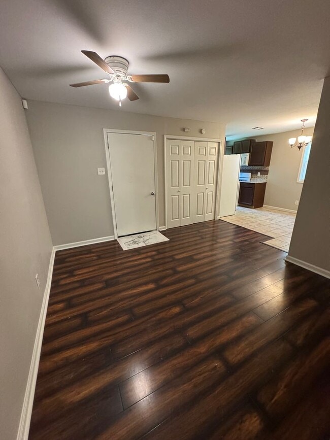 Building Photo - 2857 Lakeland Dr