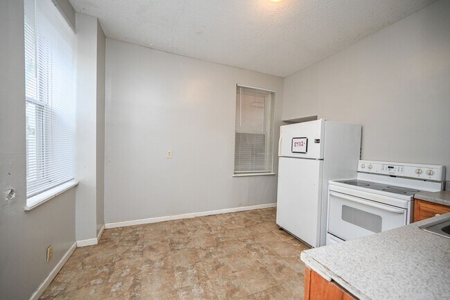 Building Photo - 2422 W Clifton Ave