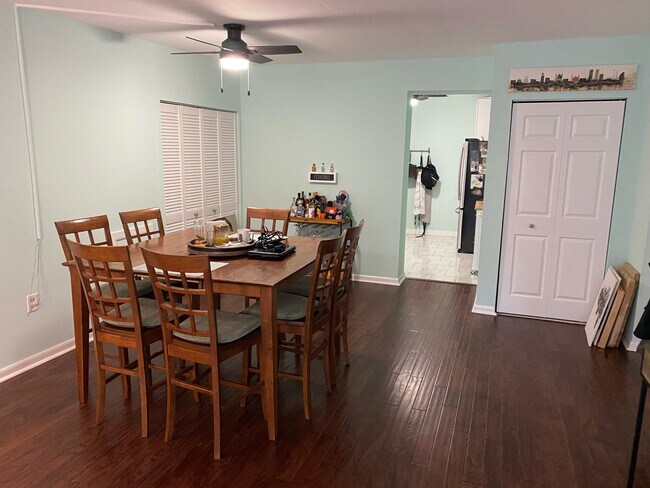 Dining area - 400 Glendale Rd
