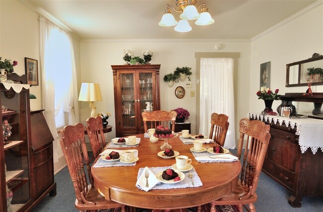 Spacious dining room with service for 6 - 227 E Lamb St