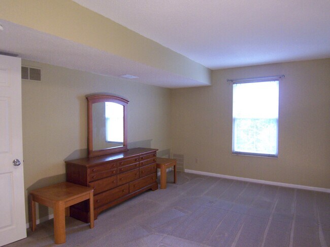 Bedroom - 125 Fieldcrest St