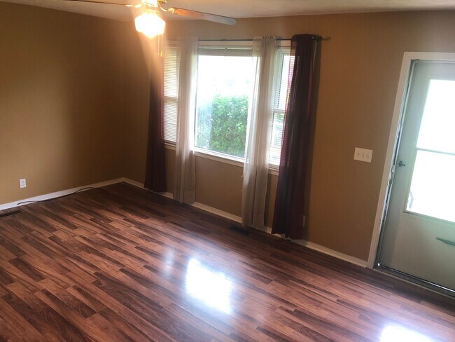 Building Photo - For Lease - 3 Bed, 1 Bath, 1150sqft Single...